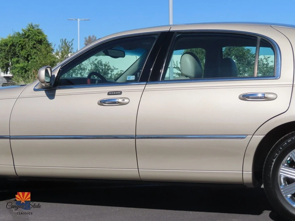 2005 Lincoln Town Car - Image 20 of 21