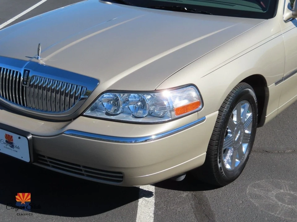 2005 Lincoln Town Car - Image 15 of 21