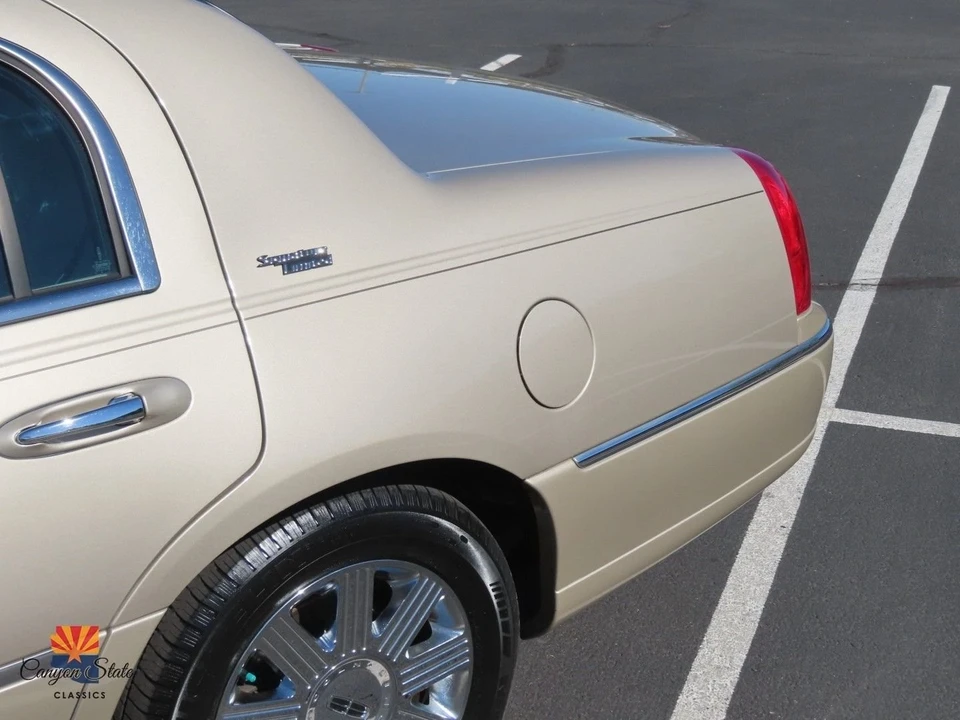 2005 Lincoln Town Car - Image 16 of 21