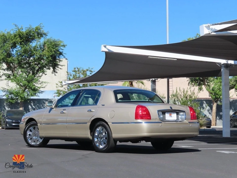 2005 Lincoln Town Car - Image 2 of 21