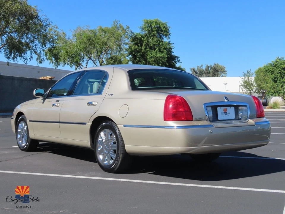 2005 Lincoln Town Car - Image 13 of 21