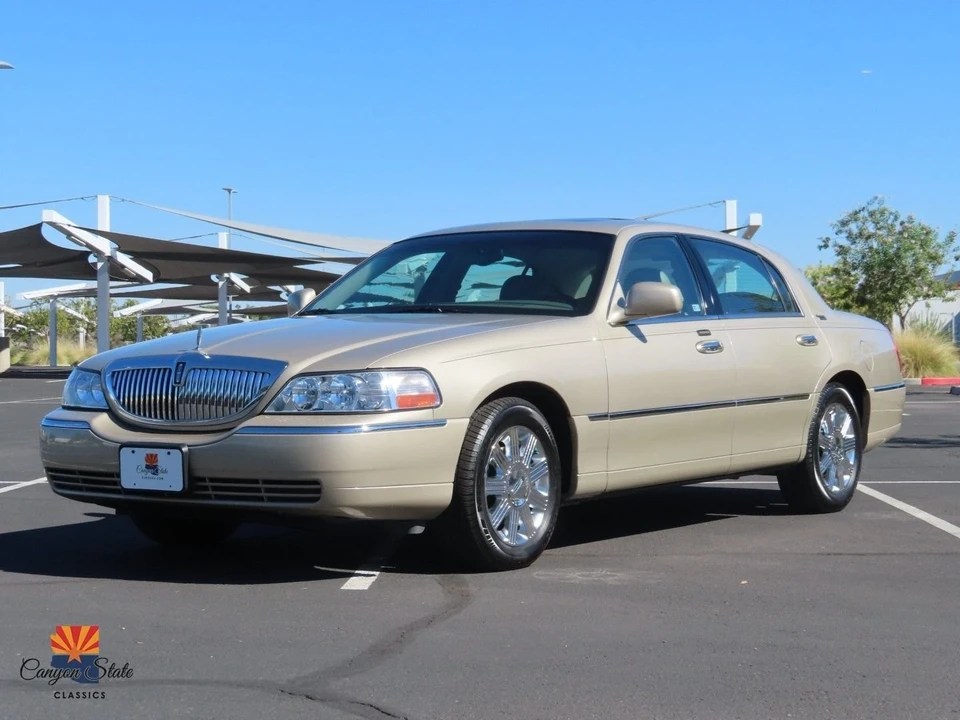 2005 Lincoln Town Car - Image 9 of 21