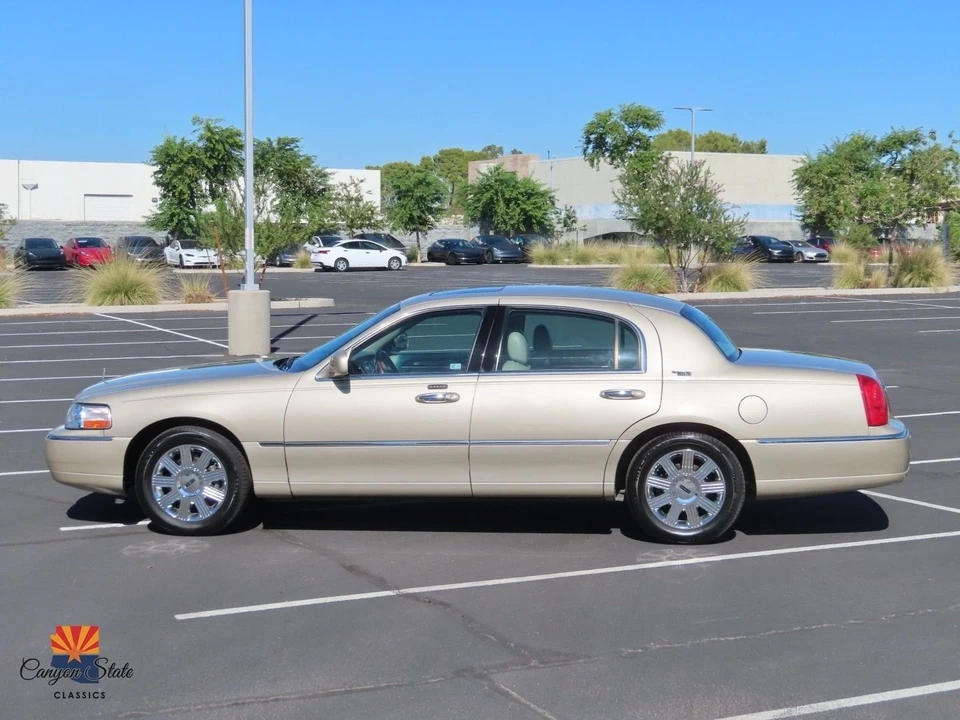 2005 Lincoln Town Car - Image 10 of 21