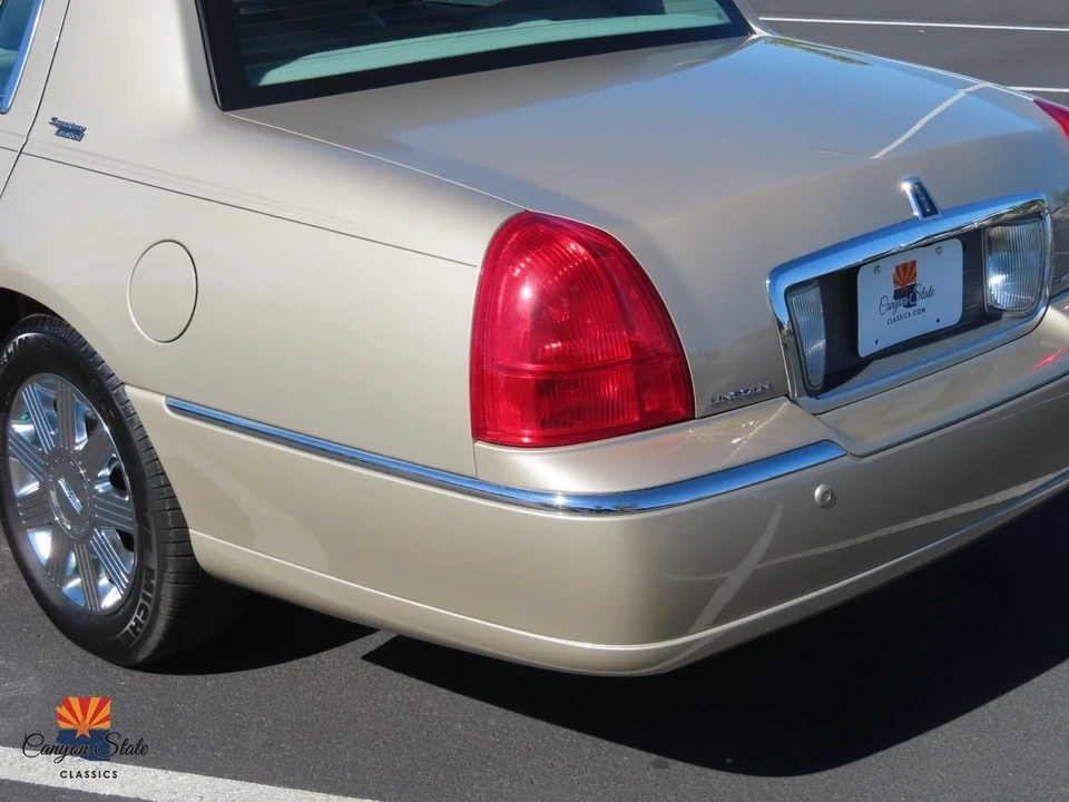 2005 Lincoln Town Car - Image 17 of 21