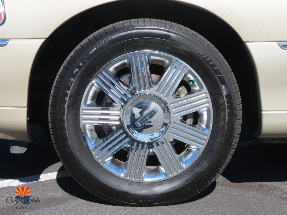 2005 Lincoln Town Car - Image 18 of 21