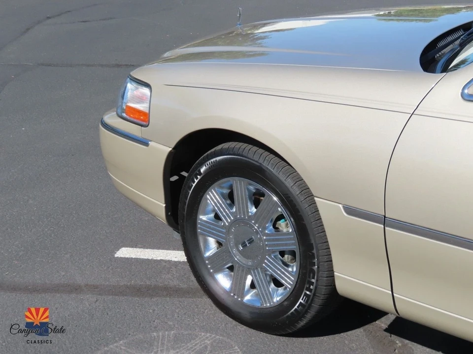 2005 Lincoln Town Car - Image 14 of 21