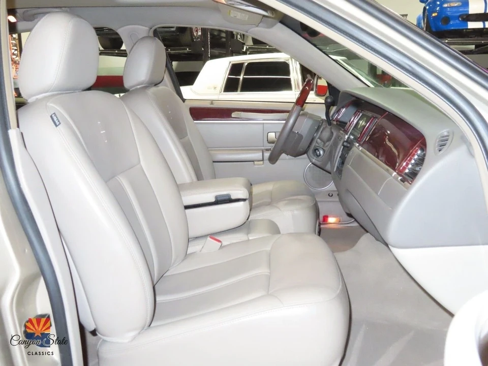 2005 Lincoln Town Car - Image 5 of 21