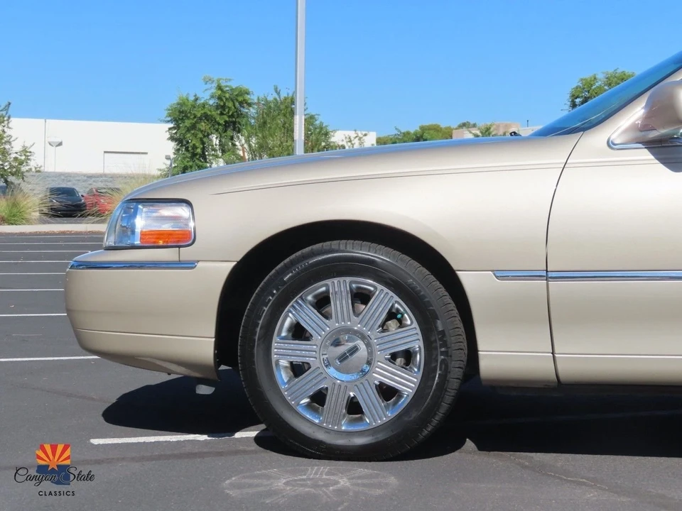 2005 Lincoln Town Car - Image 19 of 21