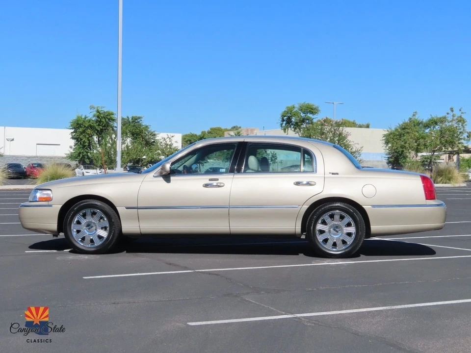 2005 Lincoln Town Car - Image 11 of 21