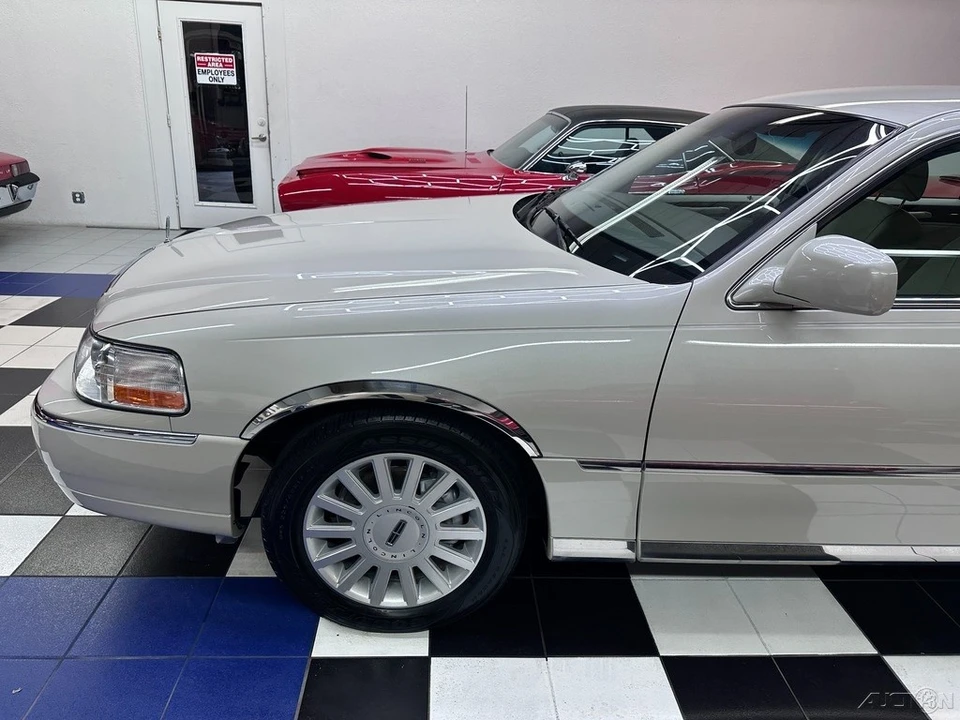 2005 Lincoln Town Car - Image 13 of 21