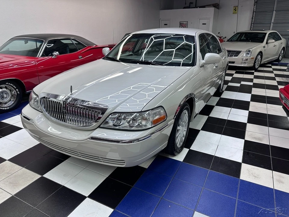 2005 Lincoln Town Car - Image 8 of 21
