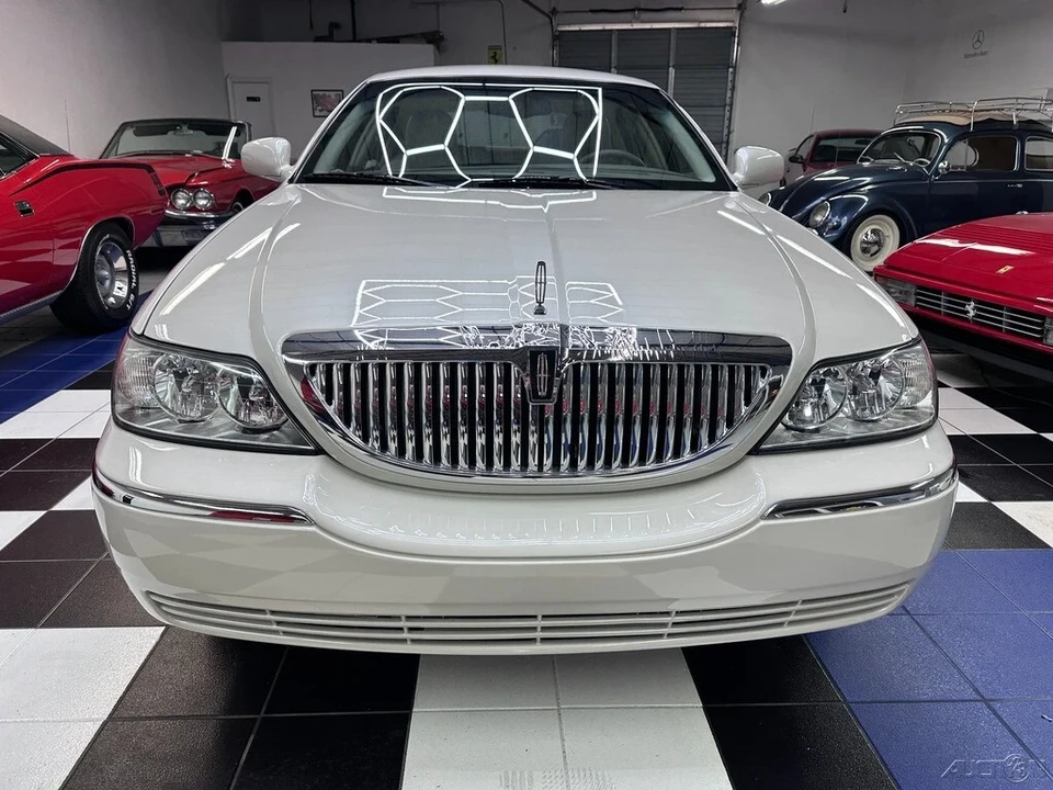 2005 Lincoln Town Car - Image 7 of 21