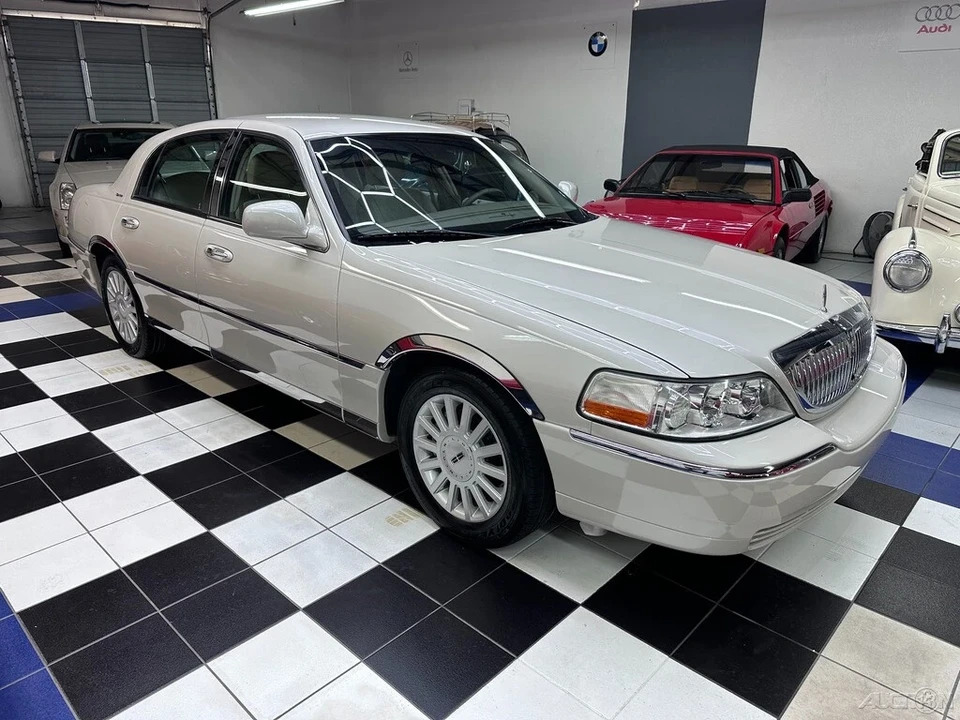 2005 Lincoln Town Car - Image 2 of 21
