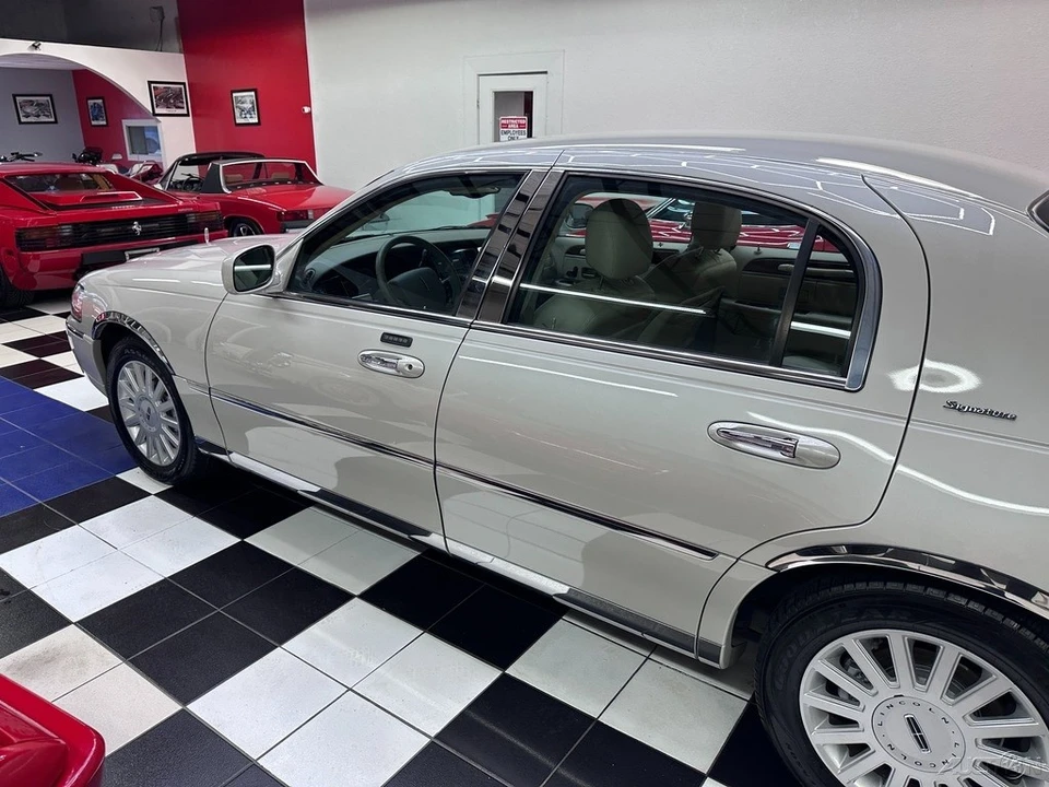 2005 Lincoln Town Car - Image 18 of 21
