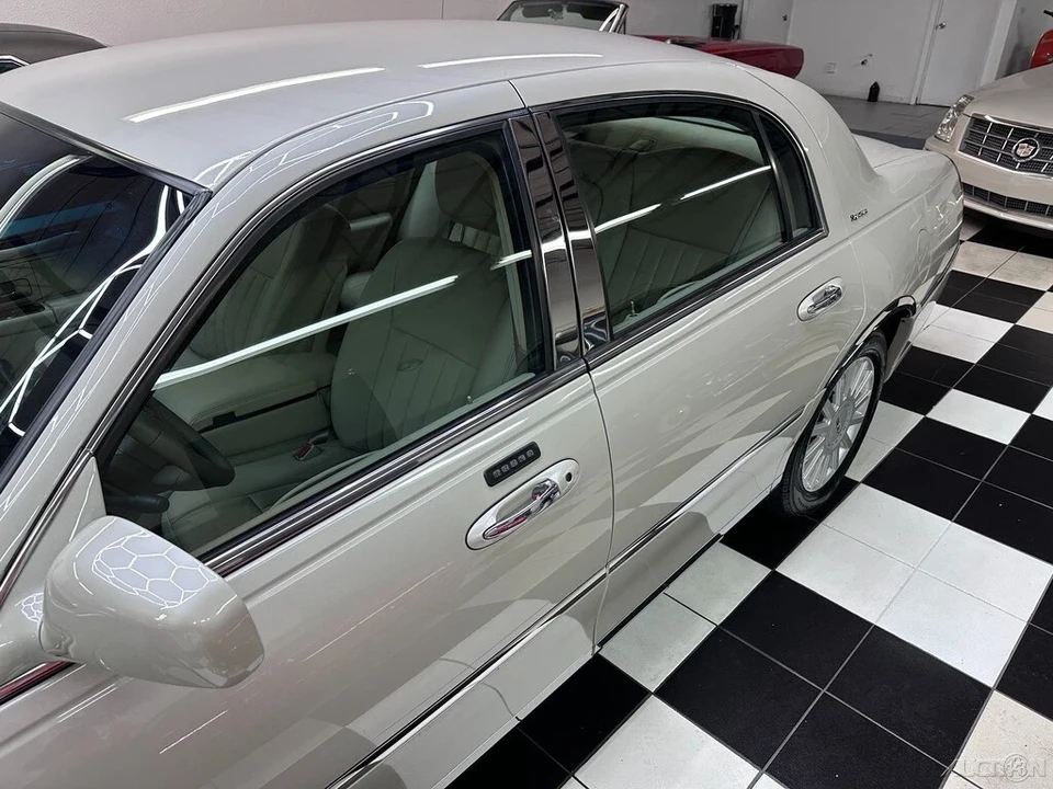 2005 Lincoln Town Car - Image 15 of 21