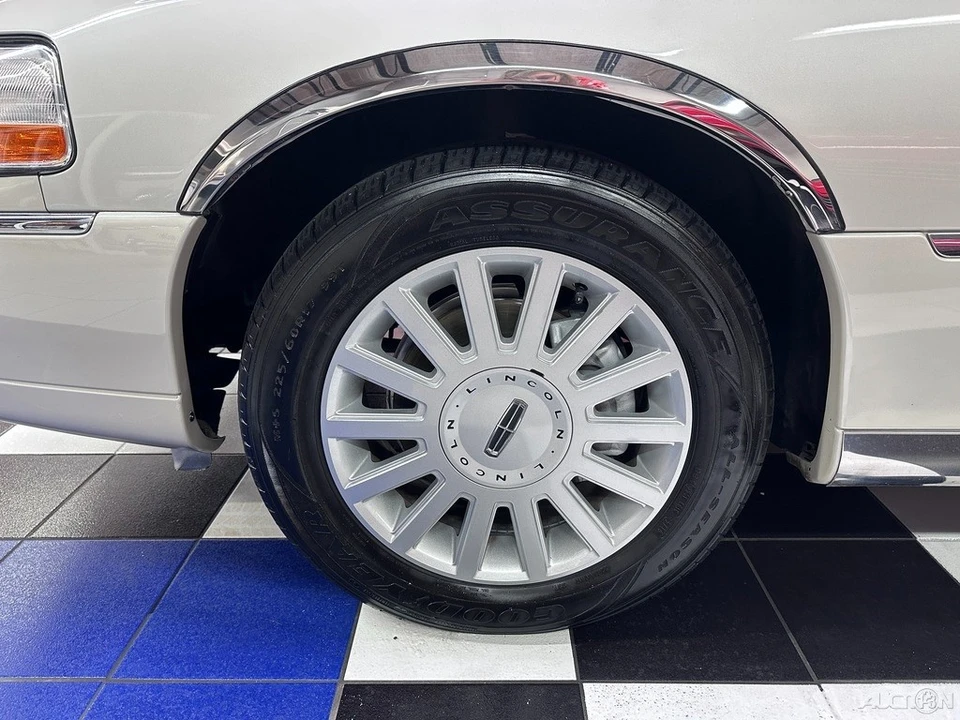 2005 Lincoln Town Car - Image 14 of 21