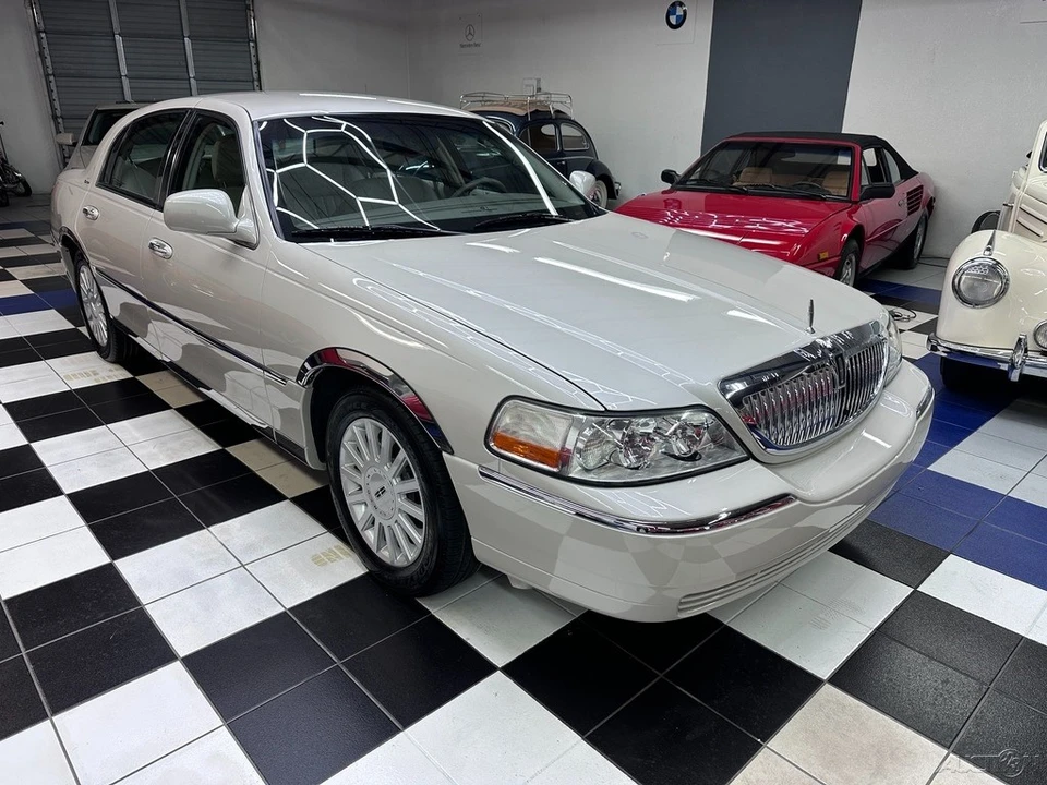 2005 Lincoln Town Car - Image 3 of 21