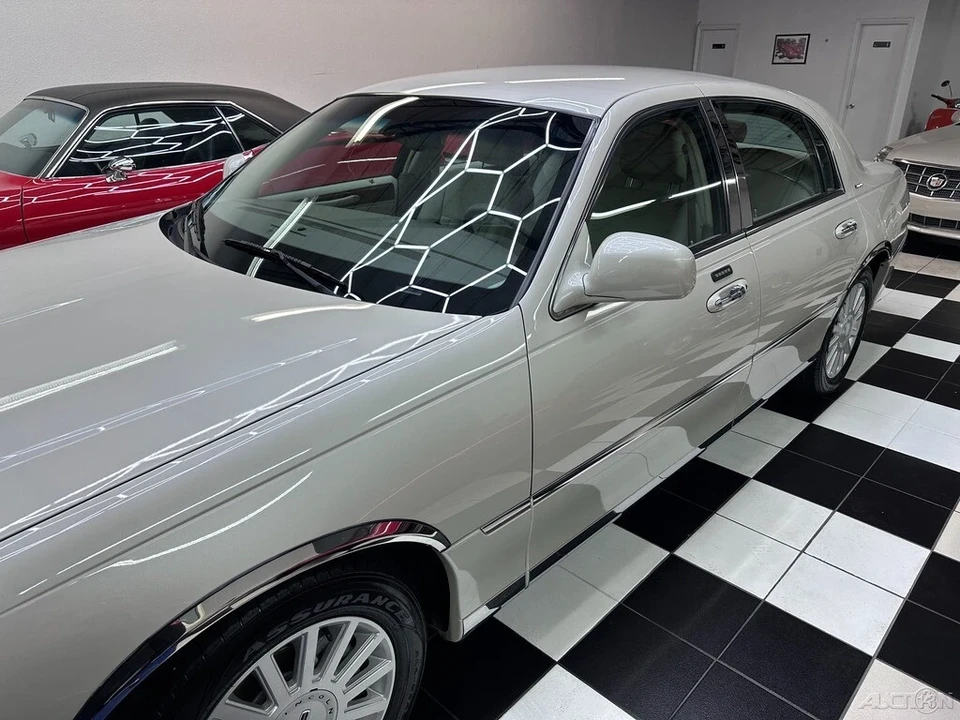 2005 Lincoln Town Car - Image 12 of 21