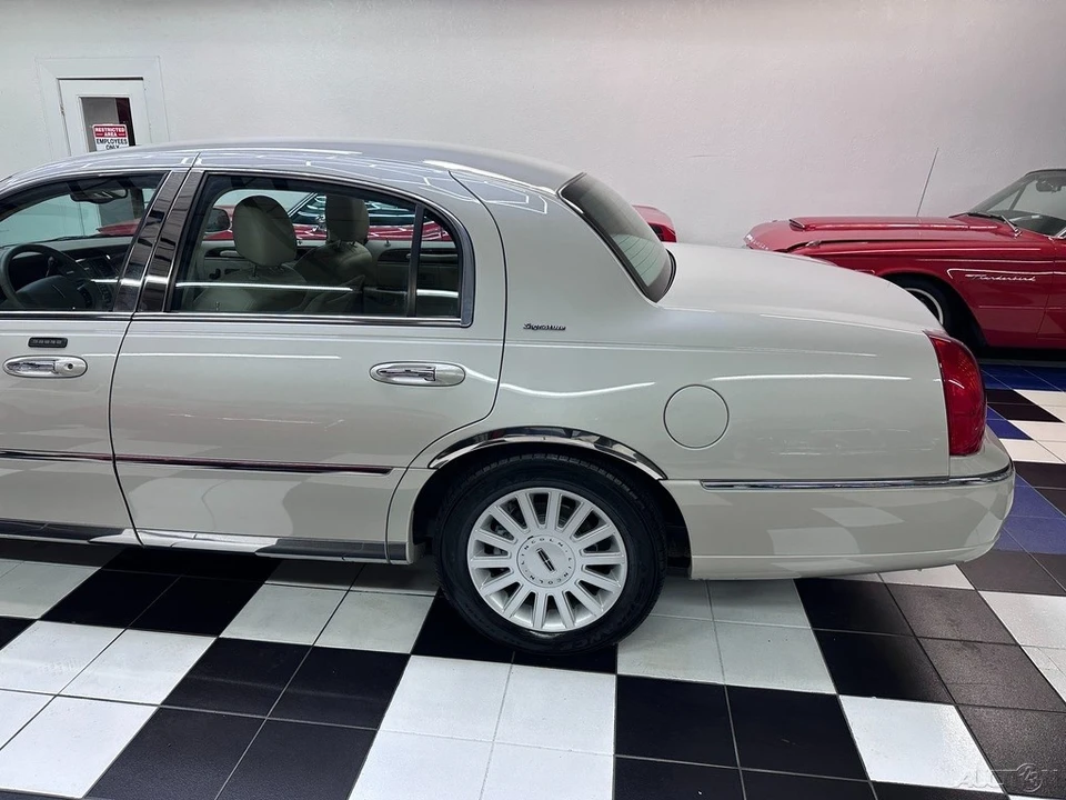 2005 Lincoln Town Car - Image 20 of 21