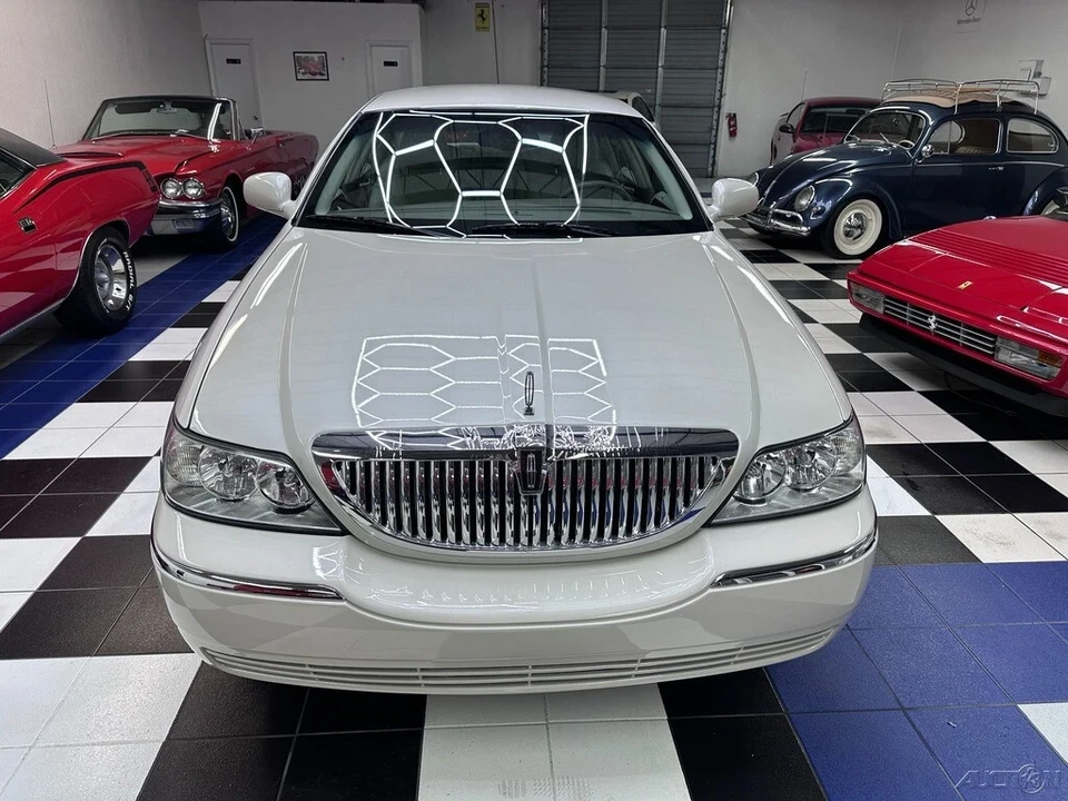 2005 Lincoln Town Car - Image 5 of 21