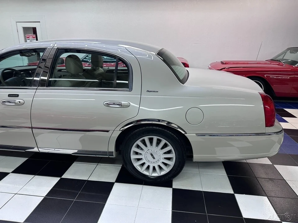 2005 Lincoln Town Car - Image 20 of 21