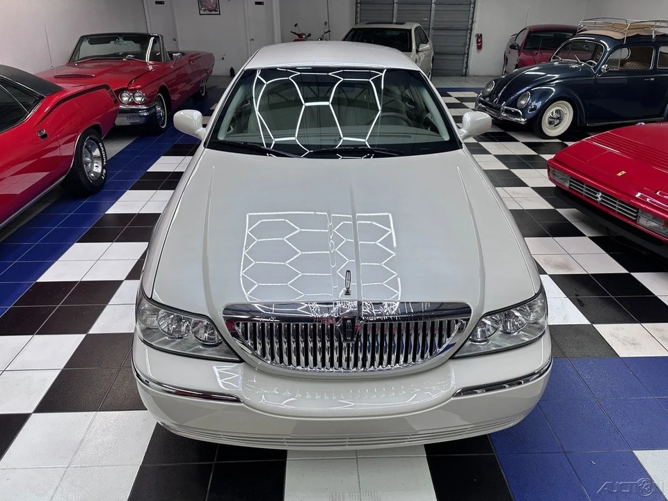 2005 Lincoln Town Car - Image 6 of 21