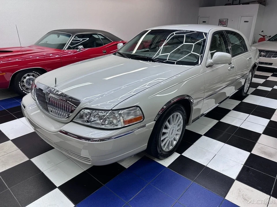 2005 Lincoln Town Car - Image 9 of 21