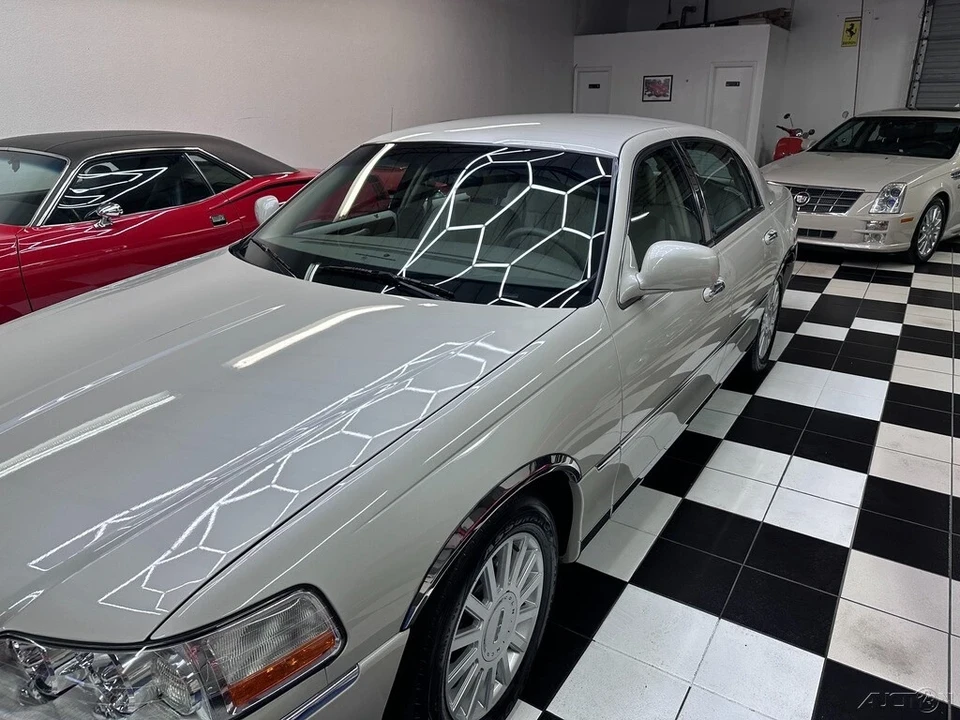 2005 Lincoln Town Car - Image 11 of 21