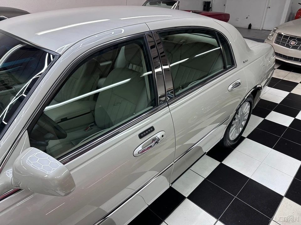 2005 Lincoln Town Car - Image 15 of 21
