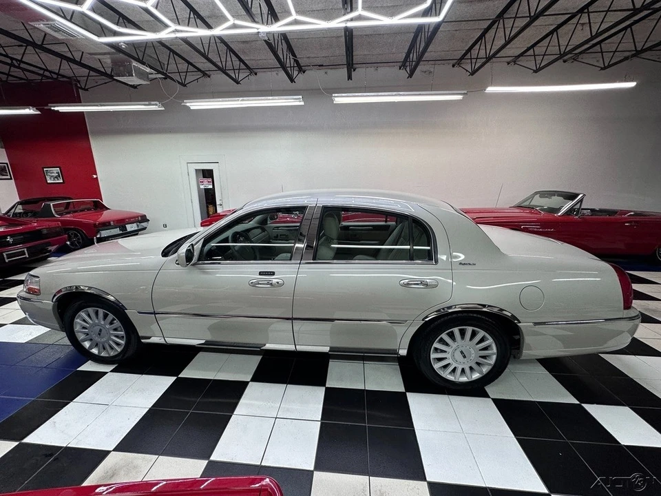 2005 Lincoln Town Car - Image 16 of 21