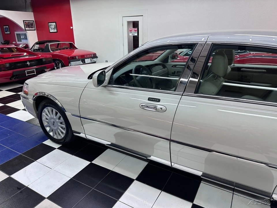 2005 Lincoln Town Car - Image 17 of 21