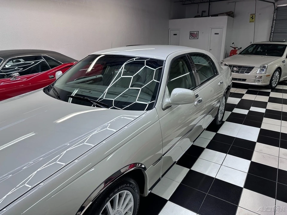 2005 Lincoln Town Car - Image 10 of 21