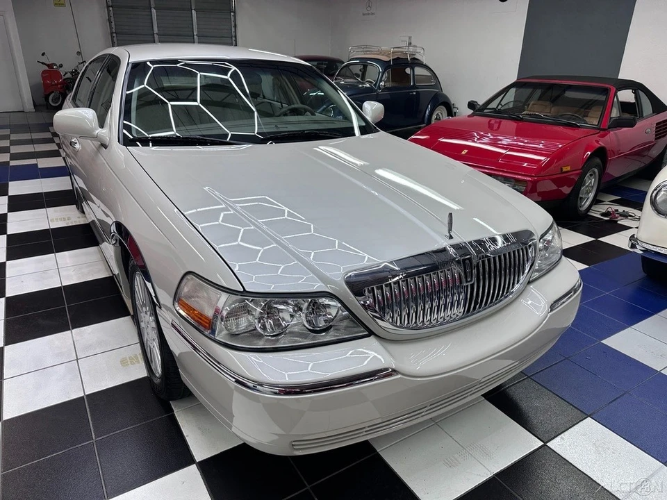 2005 Lincoln Town Car - Image 4 of 21