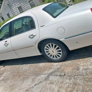 2005 Lincoln Town Car Cartier L Sedan 4D