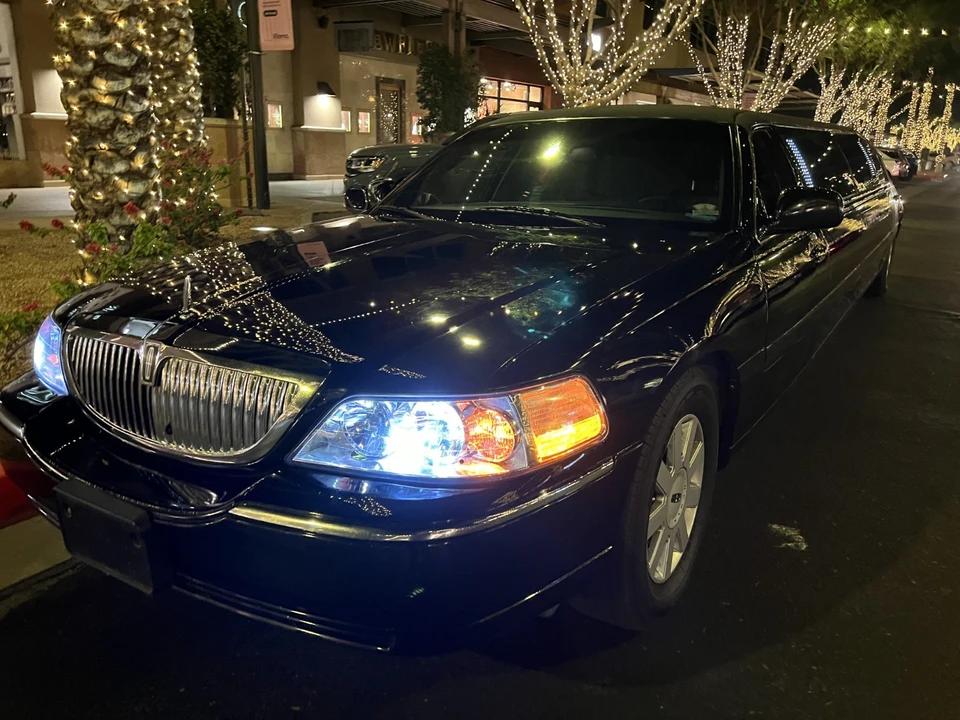 2005 Lincoln Town Car - Image 3 of 13