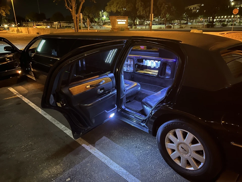 2005 Lincoln Town Car - Image 10 of 13