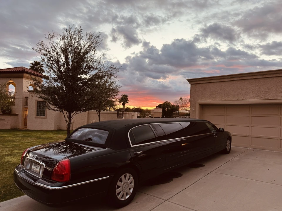 2005 Lincoln Town Car - Image 2 of 13
