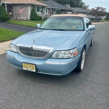 2005 Lincoln Town Car Executive Sedan 4D