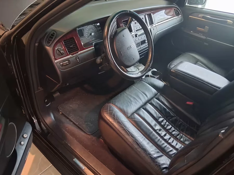 2005 Lincoln Town Car - Image 3 of 13