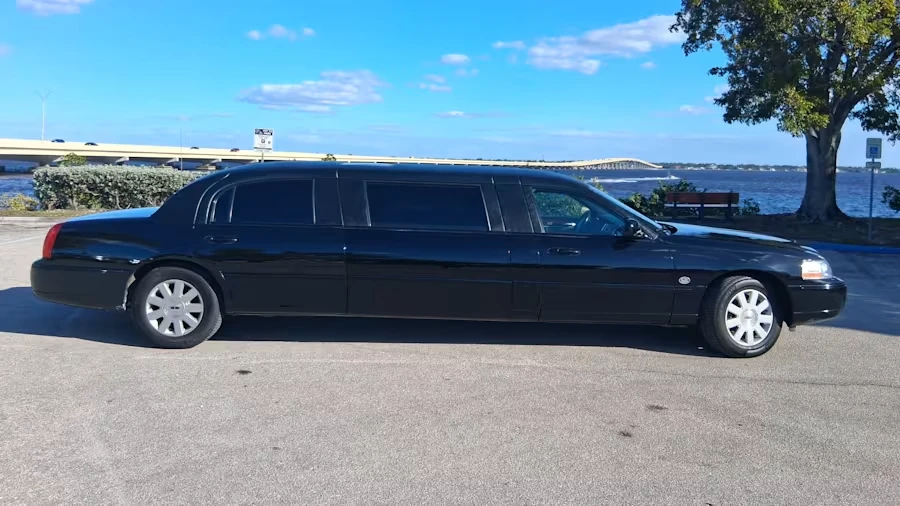 2005 Lincoln Town Car - Image 2 of 13