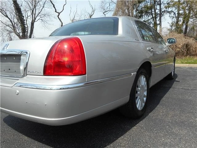 2005 Lincoln Town Car - Image 4 of 12