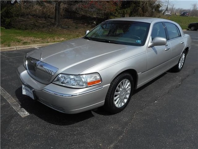 2005 Lincoln Town Car - Image 9 of 12