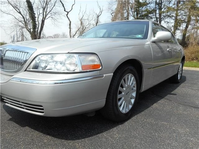 2005 Lincoln Town Car - Image 10 of 12