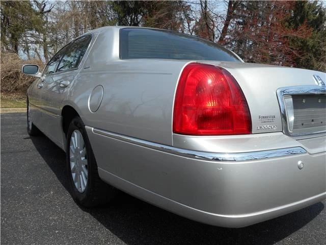 2005 Lincoln Town Car - Image 6 of 12