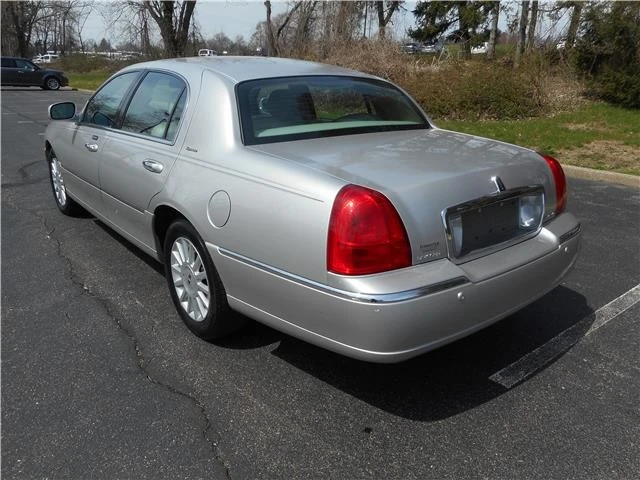 2005 Lincoln Town Car - Image 7 of 12