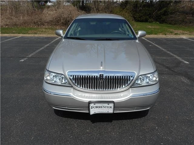 2005 Lincoln Town Car - Image 11 of 12