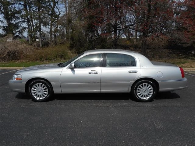 2005 Lincoln Town Car - Image 8 of 12