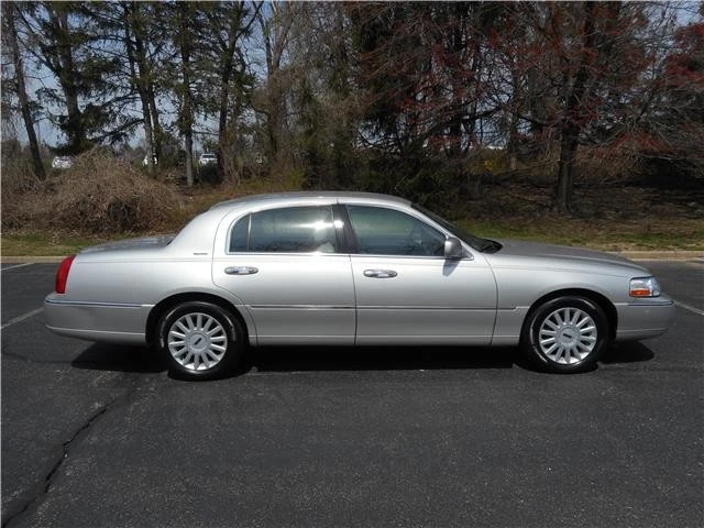 2005 Lincoln Town Car - Image 2 of 12