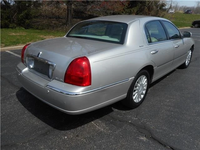 2005 Lincoln Town Car - Image 3 of 12