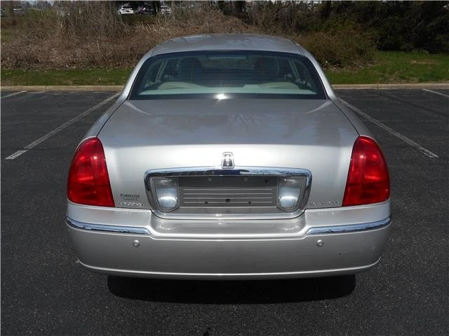 2005 Lincoln Town Car - Image 5 of 12